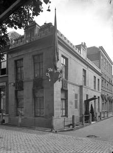 98504 Gezicht op de gevelversiering aan het woonhuis van M.R. Radermacher Schorer (Ambachtstraat 2) te Utrecht die als ...